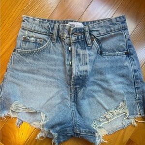 ZARA Light Wash Denim Shorts 🤍
Size: 2
Condition: Brand new — never worn